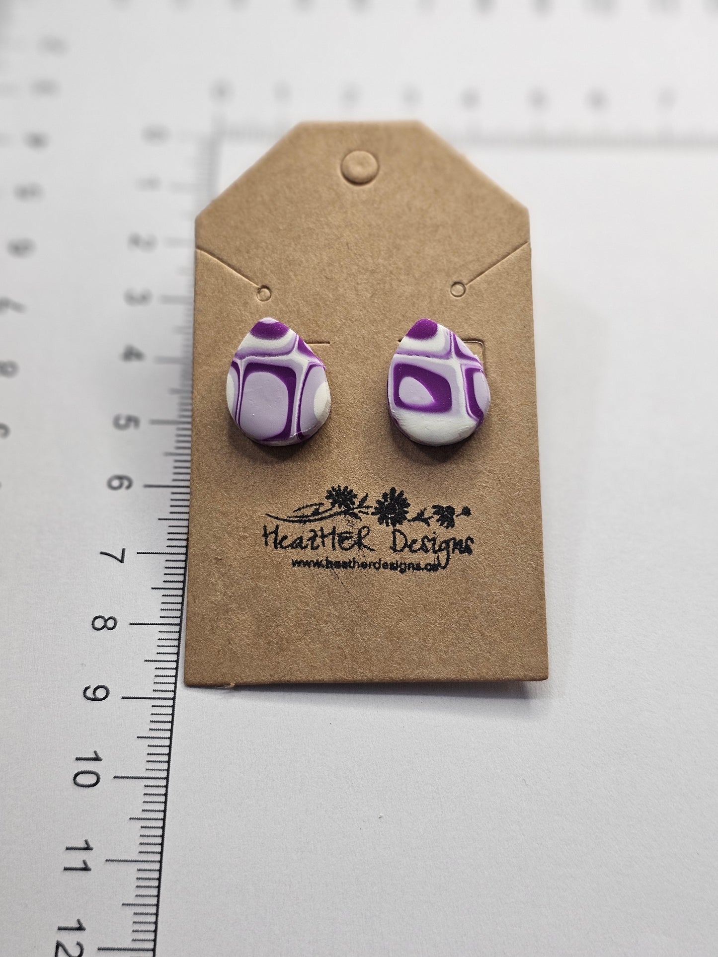 Abstract Eggdrop Button Earring (Purple/White)