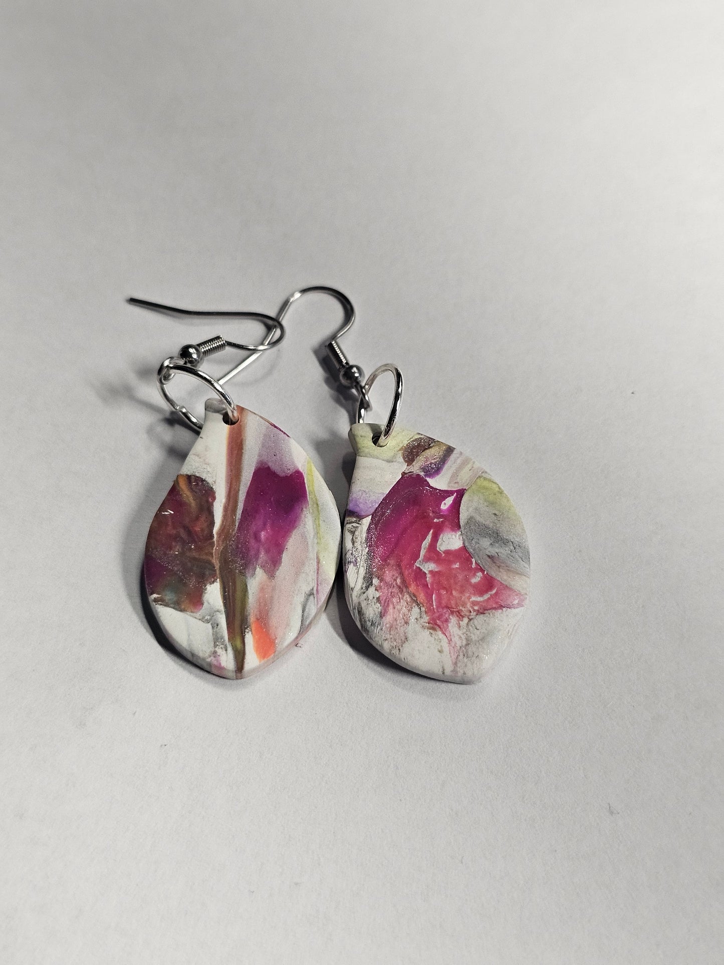 Abstract Eye-Shaped Earring (Fuchsia/White/Multi)