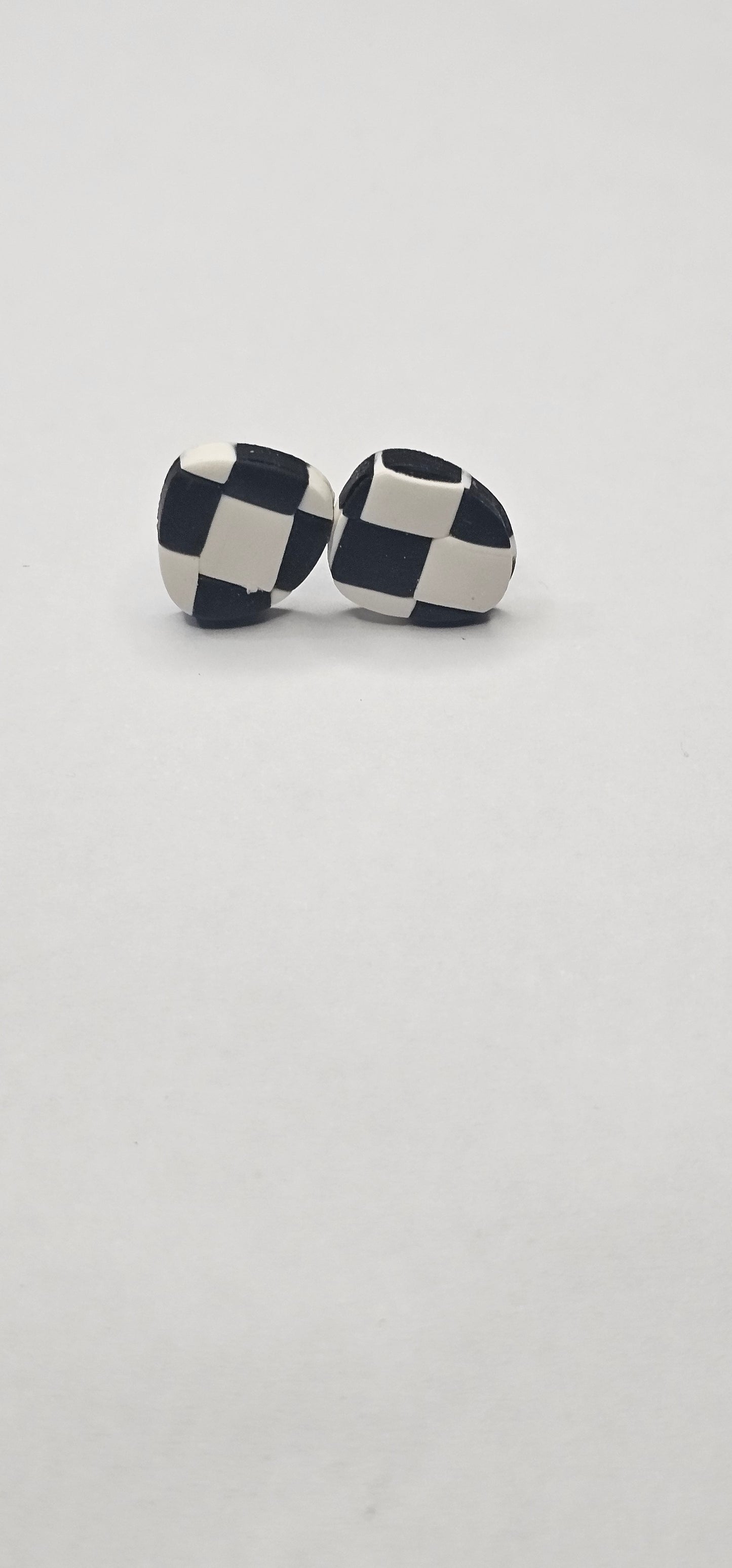 Retro Eggdrop Button Earring (Black/White)